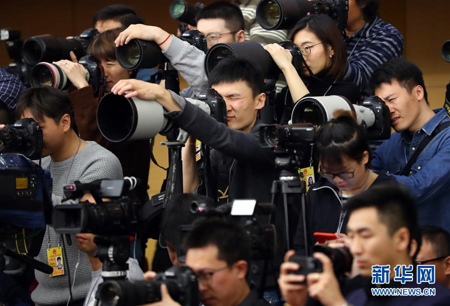 3月8日，十三届全国人大一次会议新闻中心举行记者会，邀请外交部部长王毅就“中国的外交政策和对外关系”相关问题回答中外记者提问。这是记者在现场采访。新华社记者 张玉薇 摄