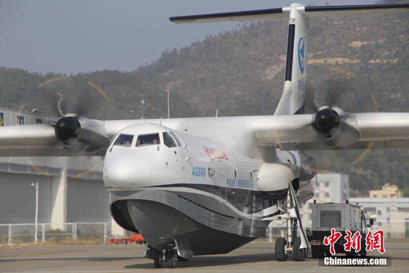1月24日，中国首款大型灭火水上救援水陆两栖飞机——“鲲龙”AG600在珠海迎来了第二次试飞。本次飞行进行了性能摸底试飞，并对各系统进行检飞，飞机各系统功能正常，并完成了预定试飞科目，表明飞机已正式转入陆上科研调整试飞阶段。 中新社记者 邓媛雯 摄
