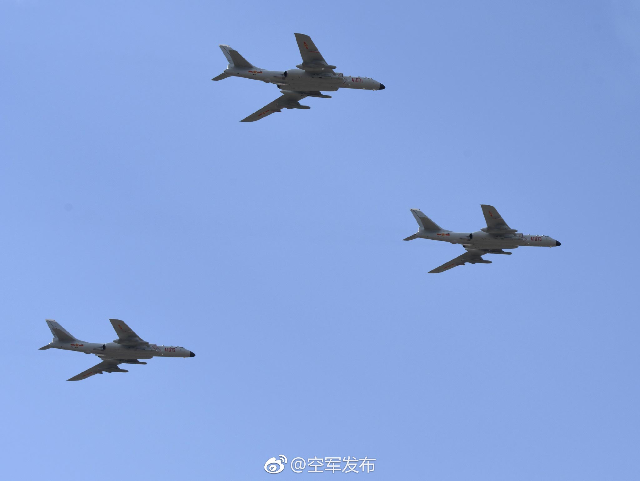 中国空军3月27日发布消息，空军“神威大队”所在师出动12架轰-6K战机，从关中腹地远程机动某区域开展实战化军事训练，在实战实训中提升新时代打赢能力。“神威大队”作为空军战略进攻力量的一把利剑，再次展现了敢打必胜、敢于亮剑、敢挑重担的战斗作风。