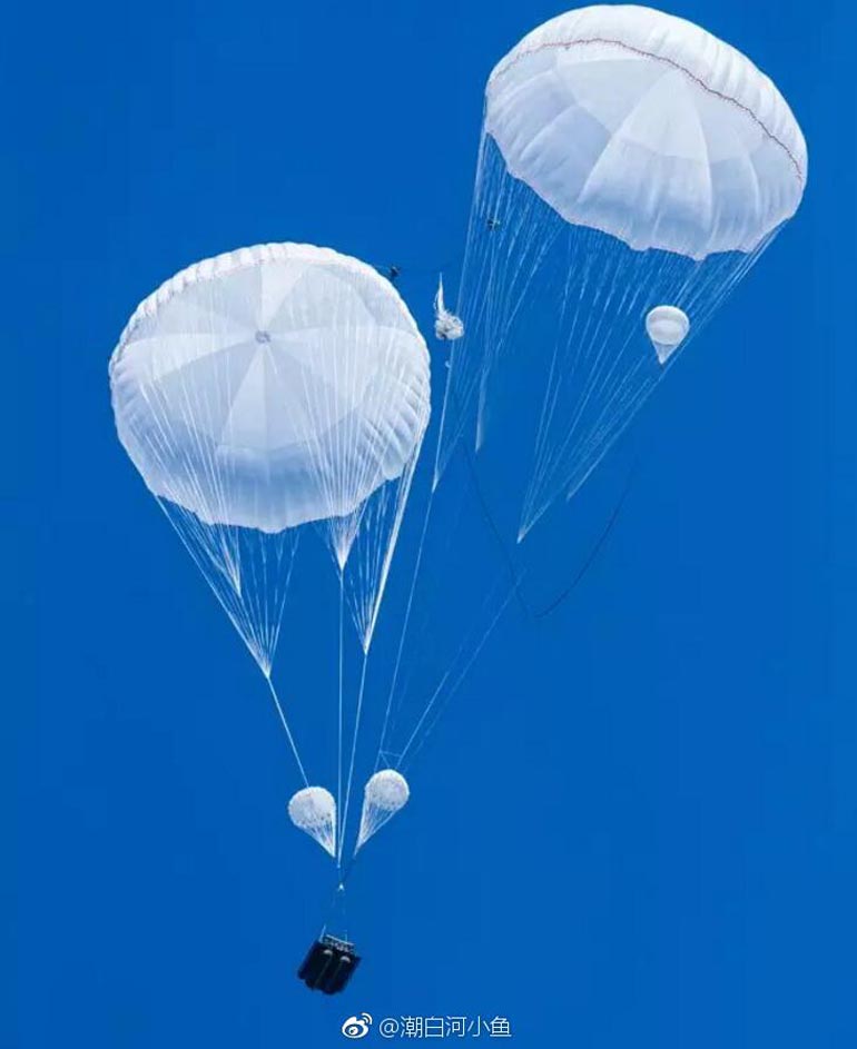 航空工业官方微博11日发布消息称，运-20近日首次与空降兵部队联合开展空降空投训练。消息显示，运-20很可能首次进行了重装空投（大于１吨）训练，重装空头是体现现代空降兵远程机动和火力突击能力的重要保证，这对空降兵来说意义重大。运-20可空投8吨多重的03式空降战车。