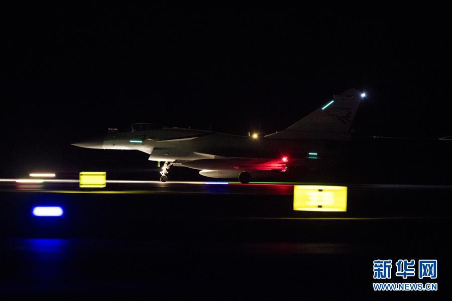 　7月17日凌晨，完成夜间实战化训练的一架歼-10战机返航。jpg