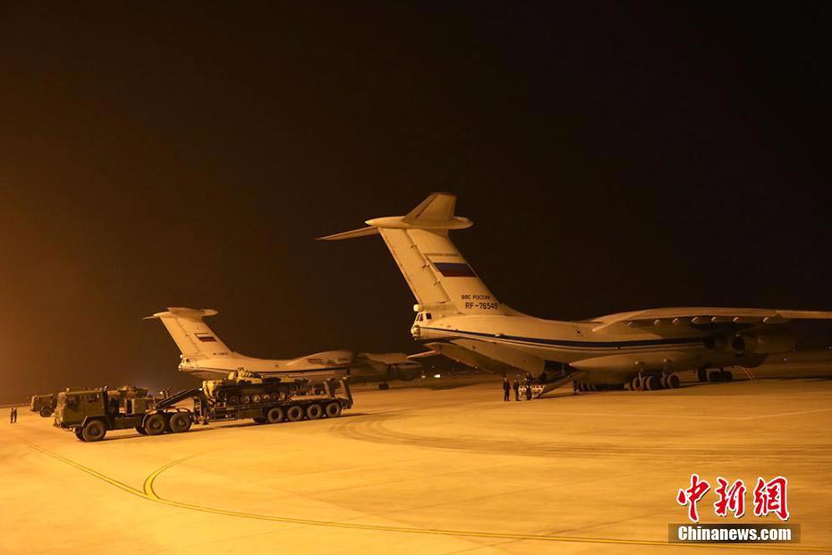 7月19日，载有俄军参赛装备的2架伊尔—76型军用运输机先后抵达新疆库尔勒机场，中国陆军承办“国际军事比赛－2018”外军参赛装备全部运抵中国库尔勒赛区。图为机场装载全景。（图/罗兴仓）