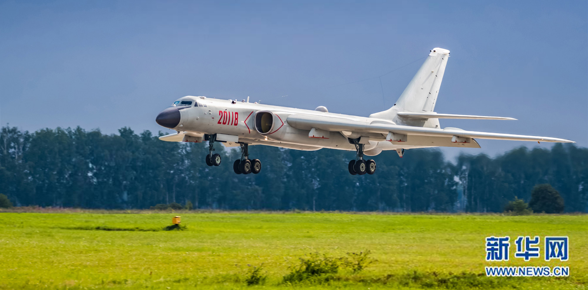 7月20日，在俄罗斯梁赞州，一架轰-6K轰炸机抵达嘉吉列沃机场。 新华社发（杨盼摄）新华社发（杨盼摄）A1