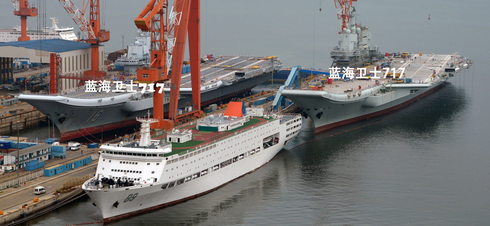 图为网友2018年7月10日拍摄的大连船厂，辽宁舰入坞维护，与首艘国产航母同向并列。（拖拽图片可查看大图）