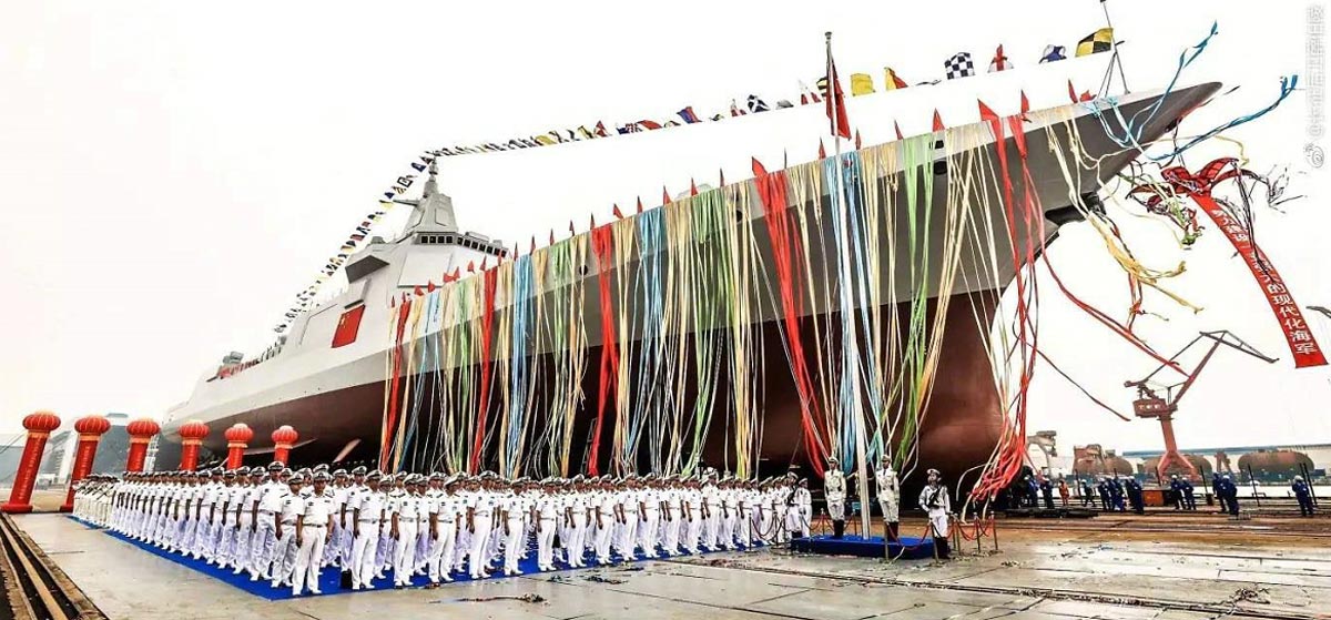 2017年6月28日上午，中国海军新型驱逐舰首舰下水仪式在上海江南造船（集团）有限责任公司举行。图为下水仪式现场。