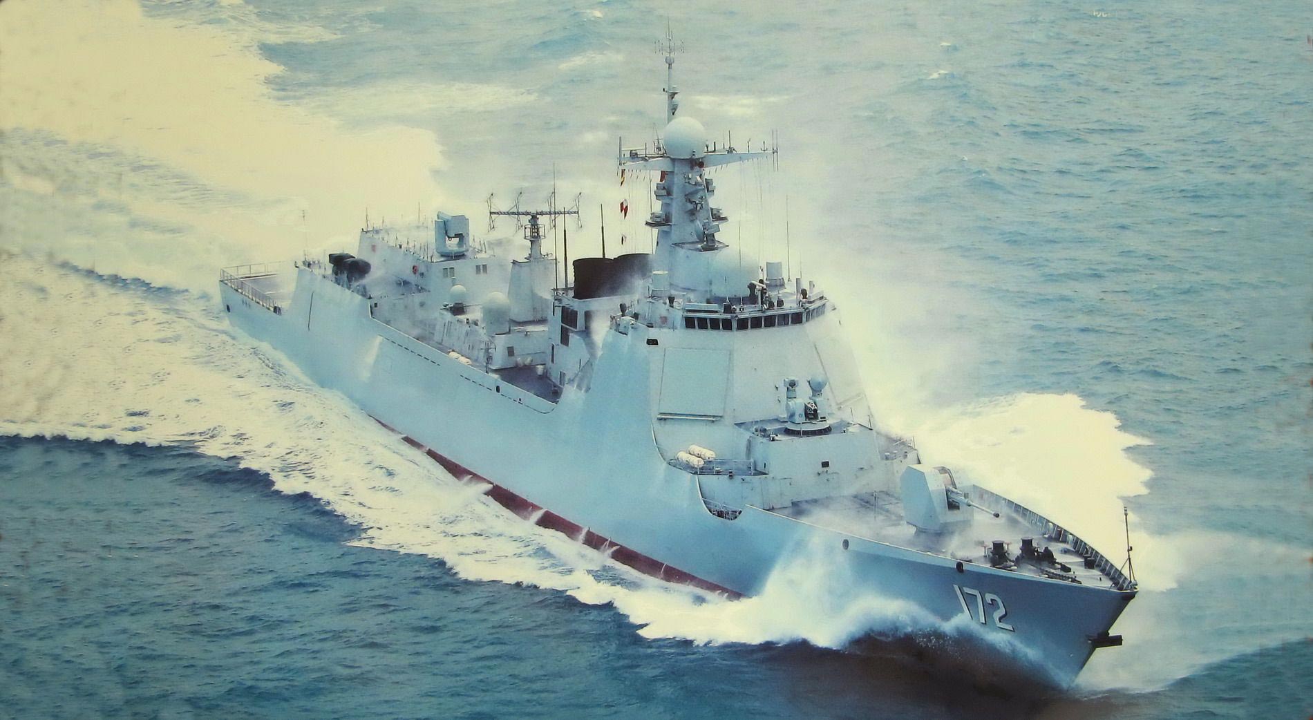图为中国海军首艘052D型导弹驱逐舰172“昆明”舰，该舰于2012年8月28日在江南船厂下水，2014年3月21日入列。（拖拽本图可查看大图）