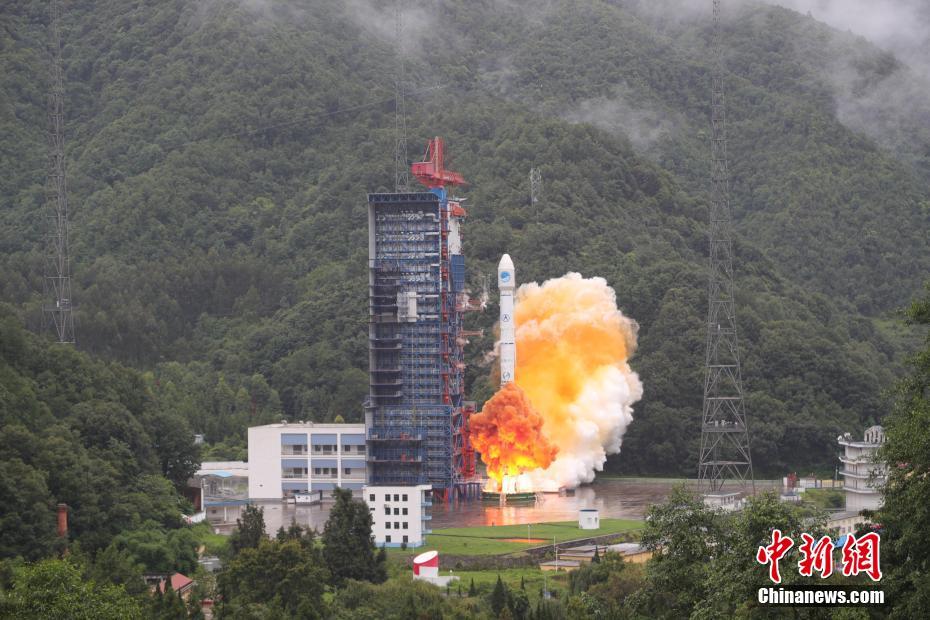 资料图：北京时间7月29日9时48分，中国在西昌卫星发射中心用长征三号乙运载火箭（及远征一号上面级），以“一箭双星”方式成功发射第三十三、三十四颗北斗导航卫星。这两颗卫星属于中圆地球轨道卫星，是中国北斗三号系统第九、十颗组网卫星。梁珂岩 摄3