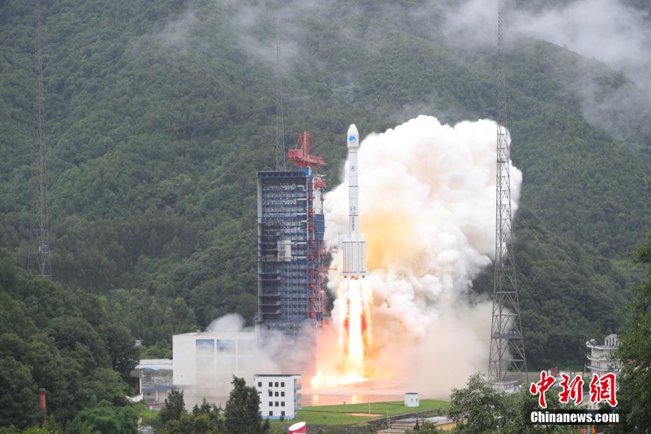 资料图：北京时间7月29日9时48分，中国在西昌卫星发射中心用长征三号乙运载火箭（及远征一号上面级），以“一箭双星”方式成功发射第三十三、三十四颗北斗导航卫星。这两颗卫星属于中圆地球轨道卫星，是中国北斗三号系统第九、十颗组网卫星。梁珂岩 摄