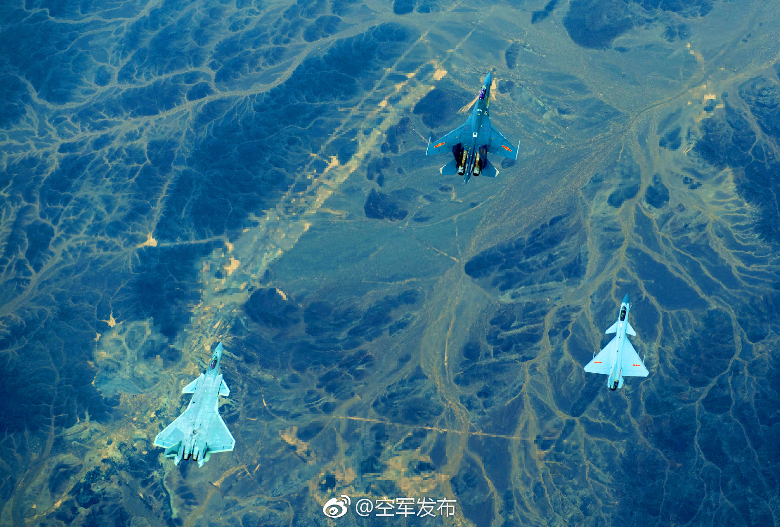 图为“空军发布”微博11月23日发布的歼-10、歼-16、歼-20战机首次同框出现宣传图片。（拖拽图片可查看大图）
