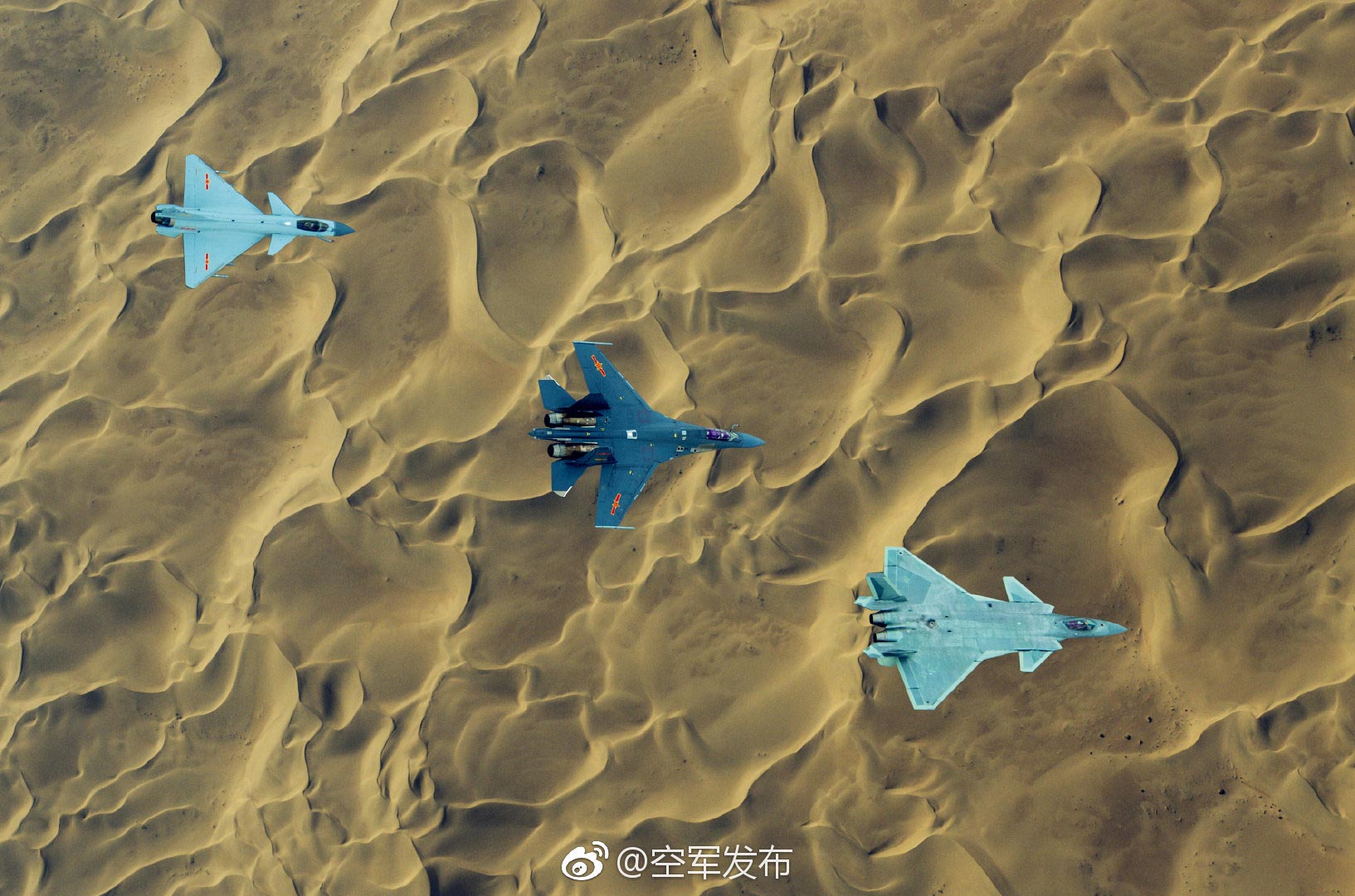 图为“空军发布”微博11月23日发布的歼-10、歼-16、歼-20战机首次同框出现宣传图片。（拖拽图片可查看大图） (2)