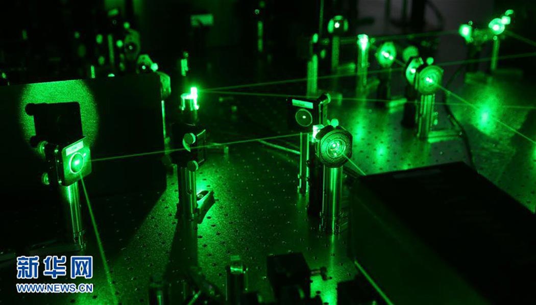 资料图：2016年5月25日，在中科院量子信息与量子科技前沿卓越创新中心内的量子模拟实验室拍摄的超冷原子光晶格平台的激光伺服系统。（新华社记者 才扬摄）