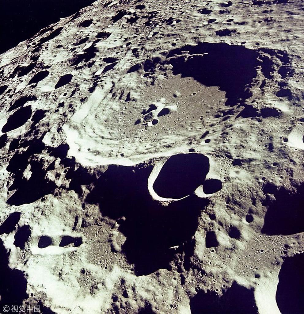1969年“阿波罗”11号工作人员拍摄的月球背面308号弹坑。