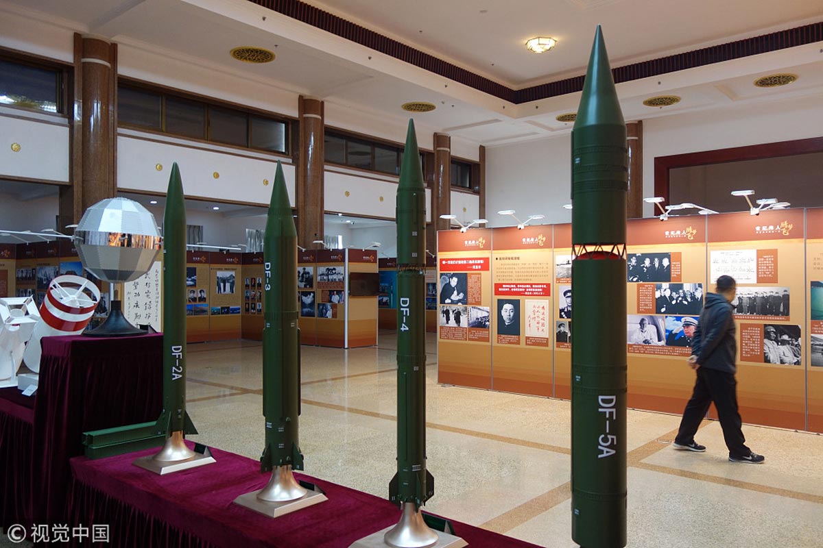 VCG111150412142 2018年4月15日，参观者在北京民族文化宫展览馆参观周恩来与“两弹一星”全国巡回展。