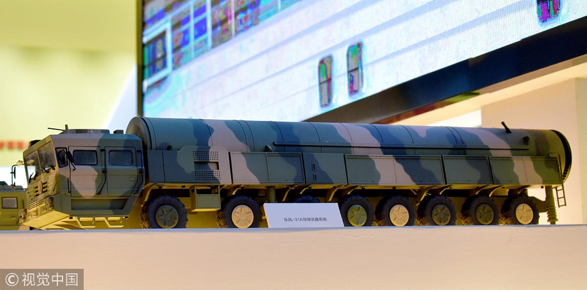 图为2018年11月14日在国家博物馆“伟大的变革——改革开放40周年大型展览”国防和军队建设展厅拍摄的东风-31导弹模型。（图片来源：CFP 视觉中国 千龙网发）