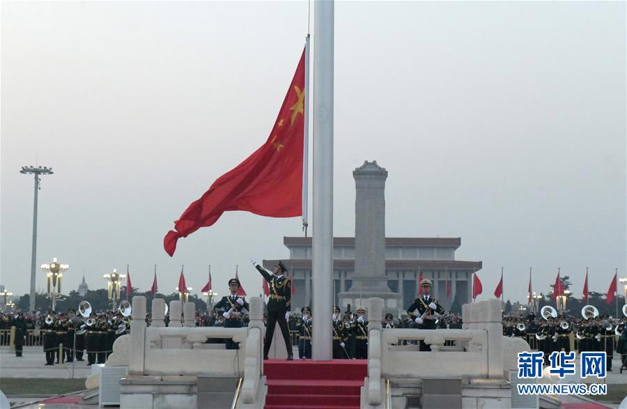2019年1月1日晨，北京天安门广场举行隆重的升国旗仪式。 新华社记者 鞠焕宗 摄