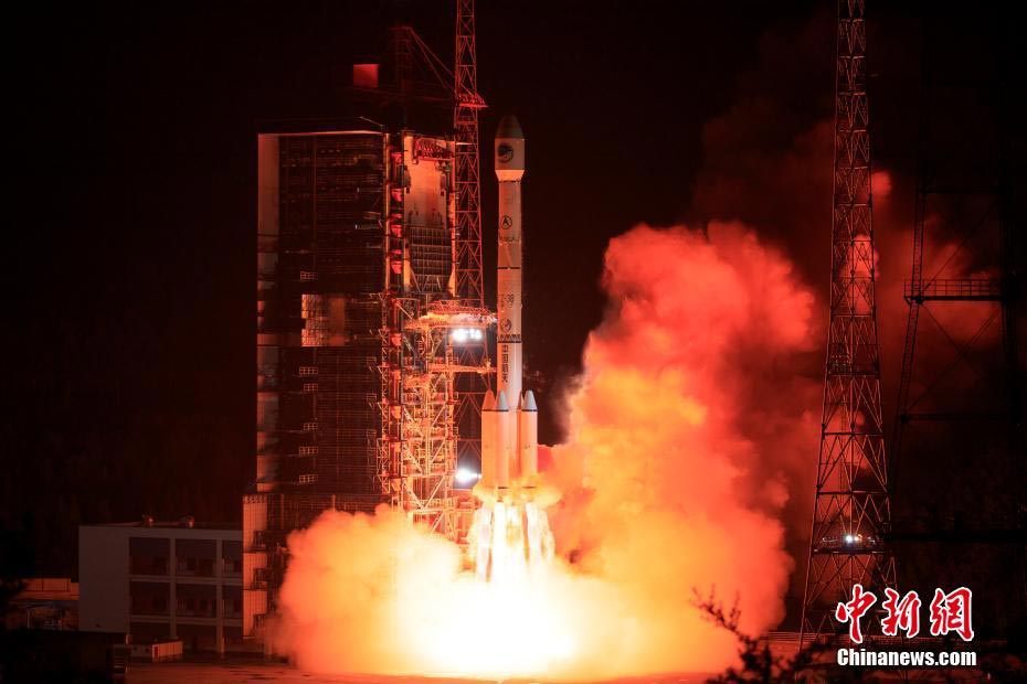 北京时间6月25日2时9分，中国在西昌卫星发射中心用长征三号乙运载火箭，成功发射第46颗北斗导航卫星。（图郭文彬）（拖拽或保存可查看大图）