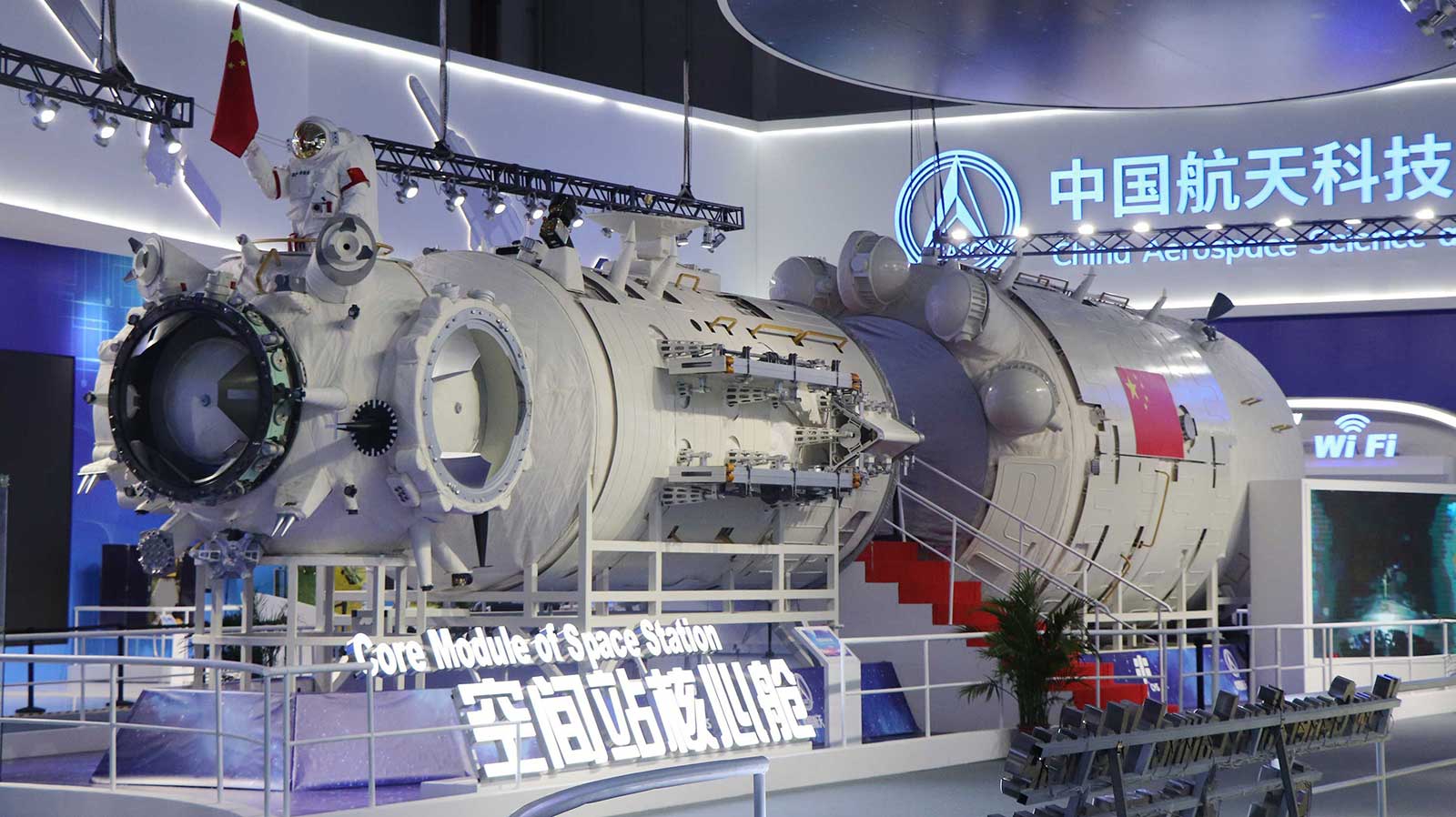 资料图：亮相2018年第12届中国国际航空航天博览会展会现场的“天和”空间站核心舱的等比模型。（千龙网军事频道记者-马群-摄）