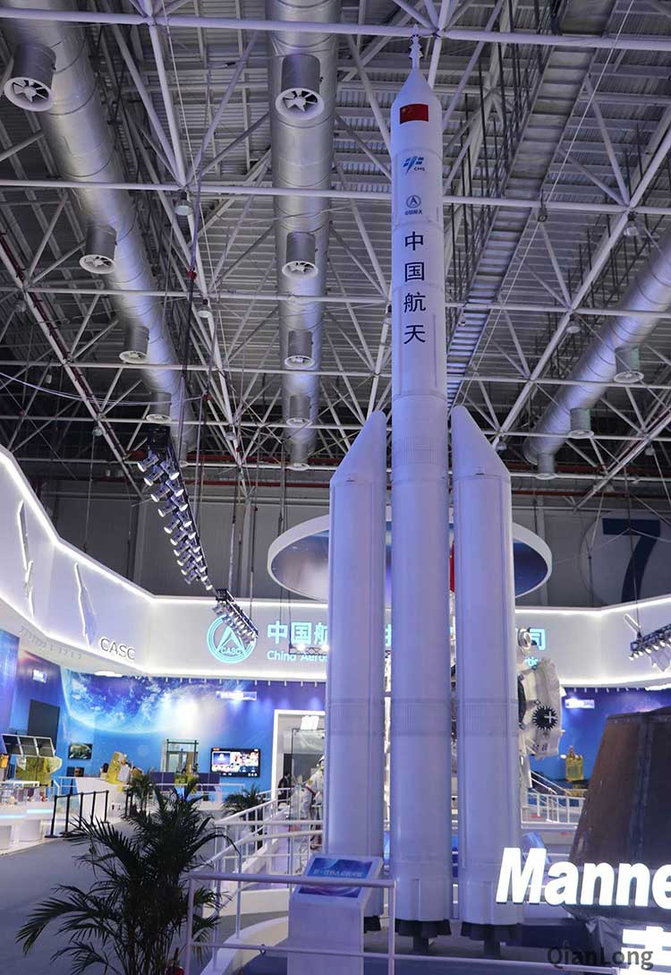 资料图：亮相2018年第12届中国国际航空航天博览会展会现场的新一代载人火箭模型。（千龙网军事频道记者-马群-摄）