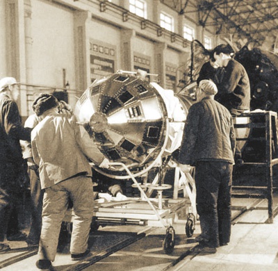 图为1970年初，科研人员在厂房内测试东方红一号卫星。国家航天局供图