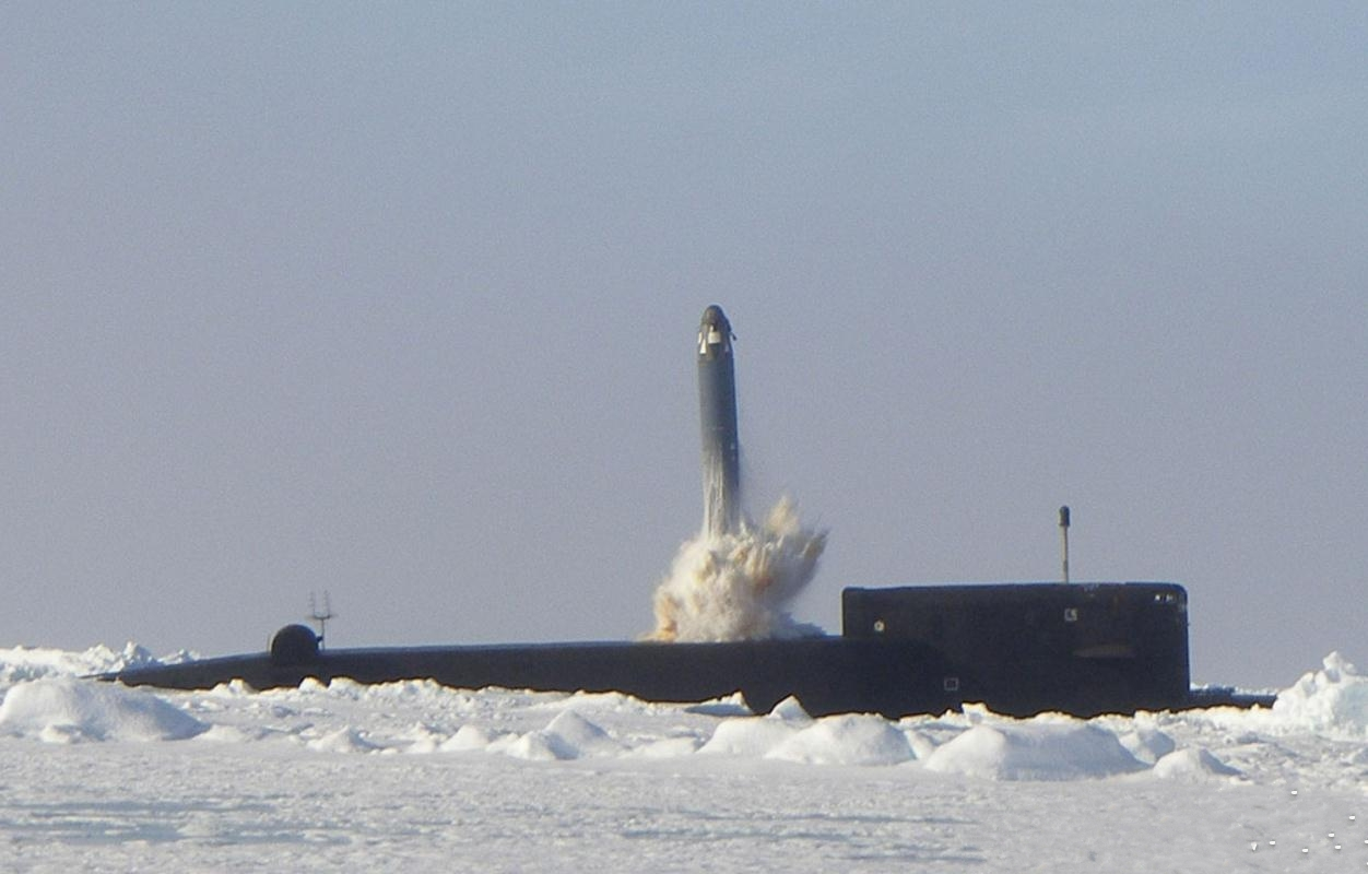 俄罗斯核潜艇发射潜射弹道导弹