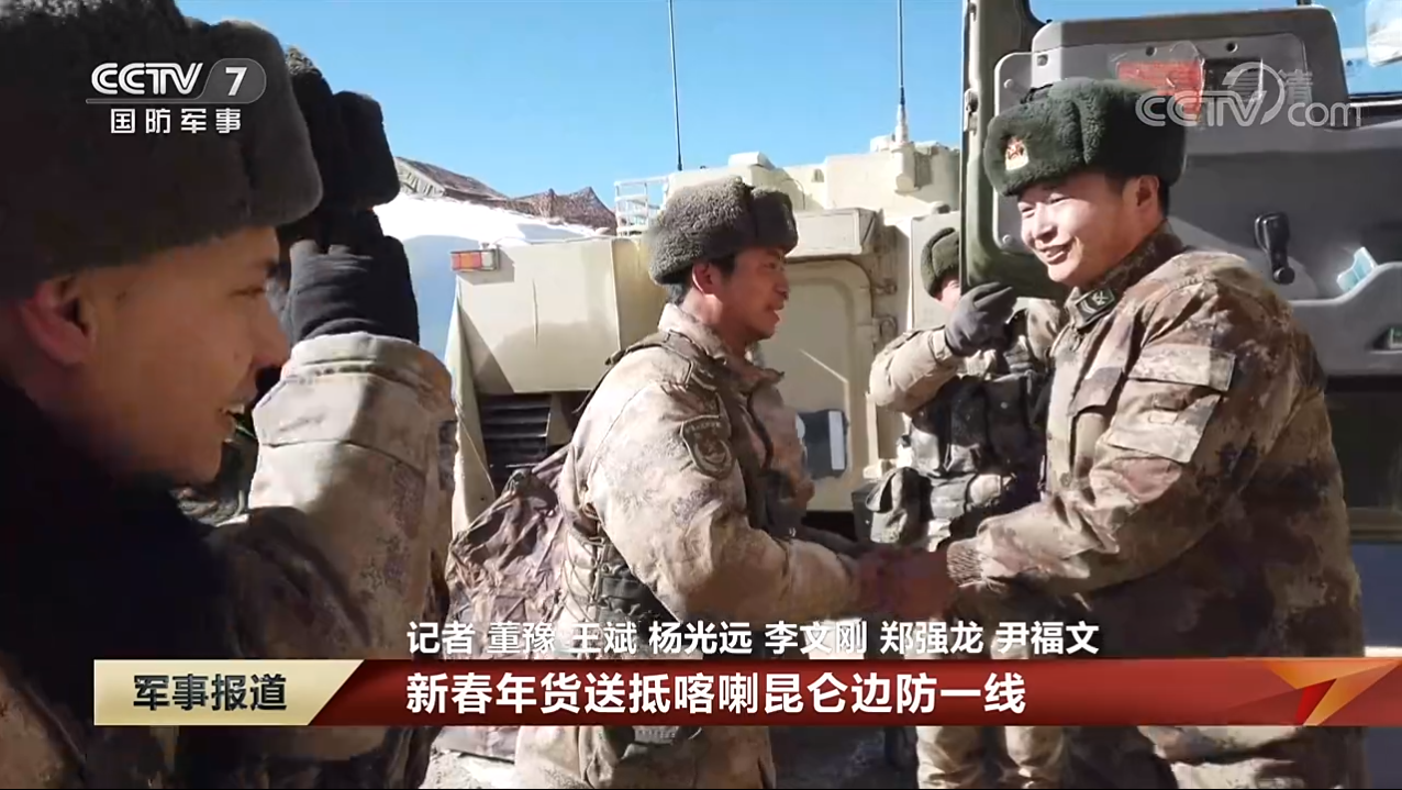 官兵后面的装甲车有炮塔和人员车门，很明显是04A型步兵战车    图片来源：央视新闻
