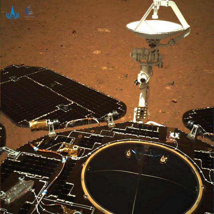 △由导航相机拍摄，镜头指向火星车尾部。图中可见火星车太阳翼、天线展开正常到位；火星表面纹理清晰，地貌信息丰富。